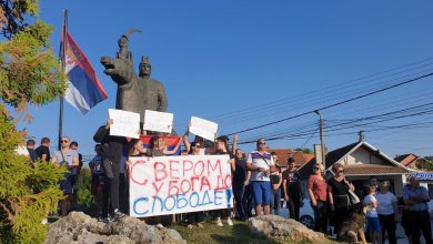 Протести Црногораца у Грачаници